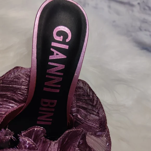 Gianni Bini Metallic Rossallio Pink Ruffles Kitty Heels - Picture 9 of 10